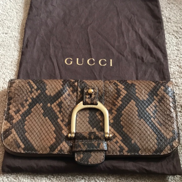 Gucci Handbags - Gucci Clutch purse